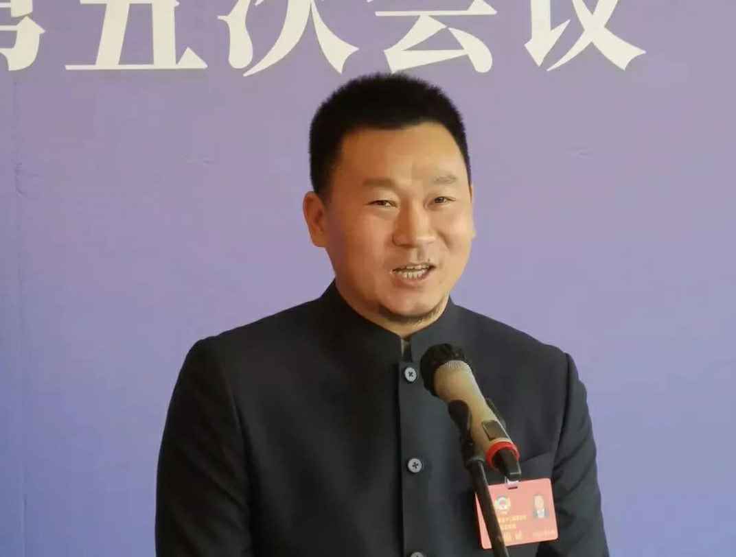 为进一步展示市政协团结、民主、开放、自信的形象，向市民和网友展示政协委员的履职风采，中山市政协十二届五次会议在2月4日上午开幕前开设“委员通道”，市政协委员、常州怡然美容护肤产品有限公司公司总经理陈朝阳走进“委员通道”，回应社会关切的问题。他就如何做好城市应急管理规划的问题进行发言，并回答记者提问。.jpg